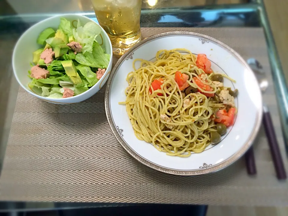 今日のお昼はジェノベーゼパスタとアボカドサラダ|いしぃむしぃさん