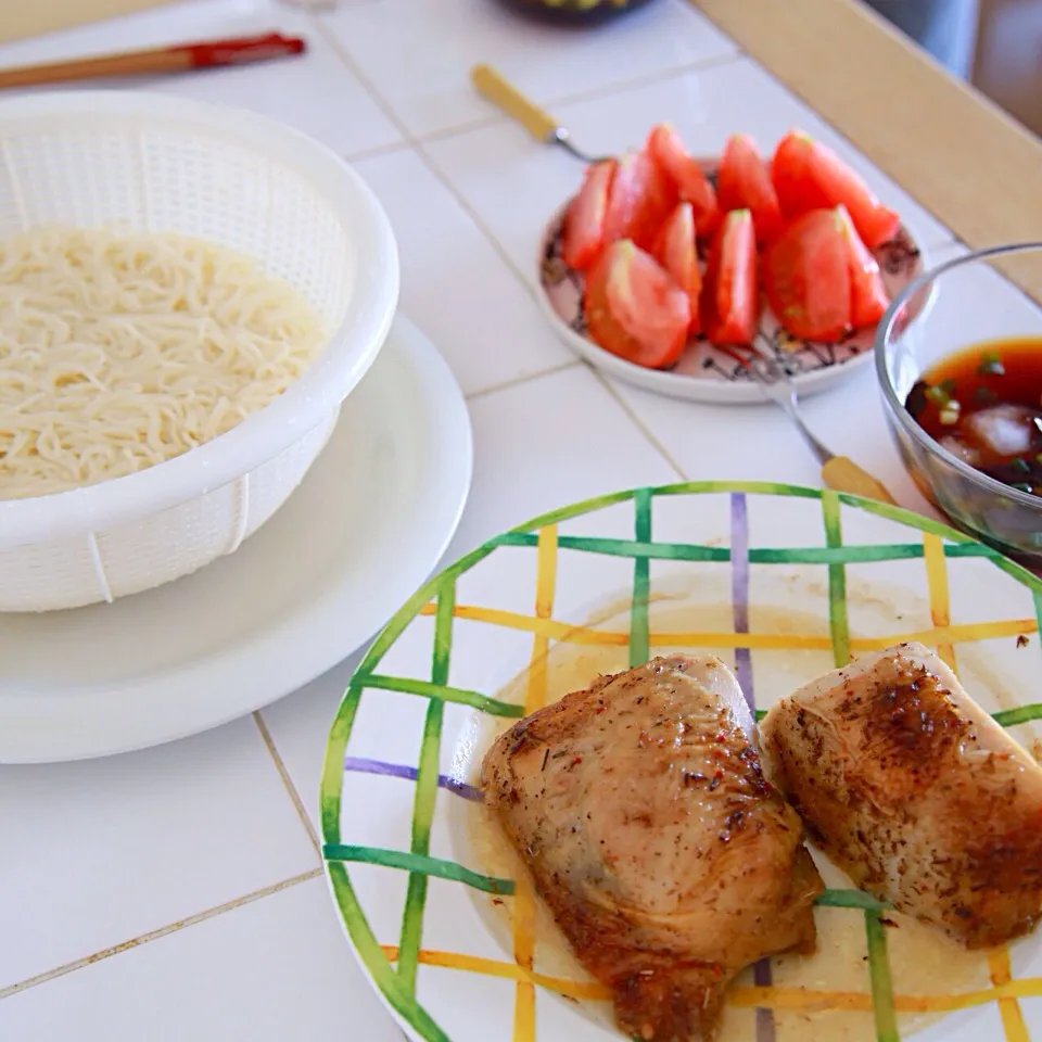 Snapdishの料理写真:素麺、ハーブチキン、トマト|minetaさん