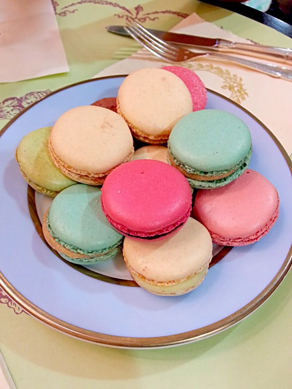 Lovely Laduree macarons|Iris Petitmanさん