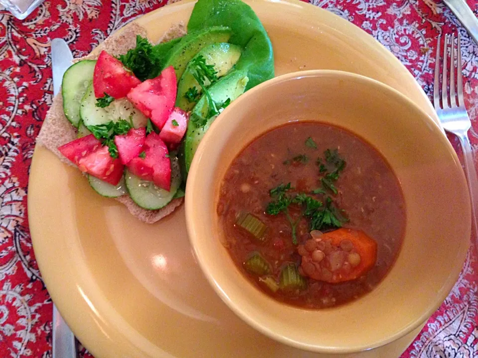 Lentil soup and whole wheat pita with lettuce, tomato, cucumber & avocado|victoria valerioさん