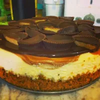 Snapdishの料理写真:peanut butter cup cheesecake|Curtis Bustamanteさん