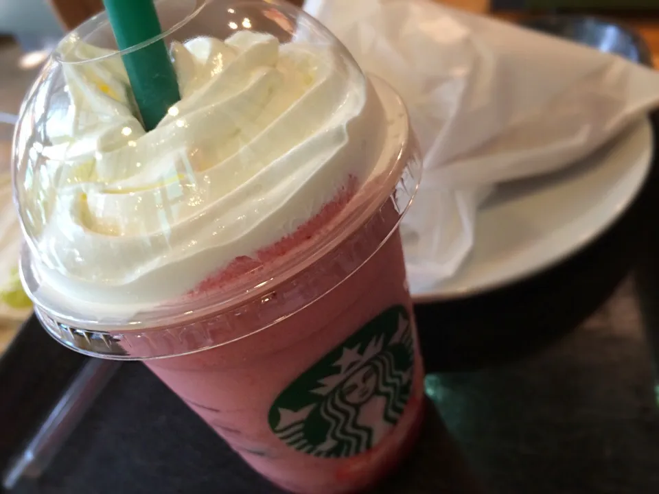 Snapdishの料理写真:Strawberry Delight Frappuccino|hirotomoさん