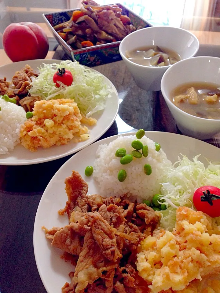 Snapdishの料理写真:豚肉の生姜焼き。ケチャップポテトサラダ。枝豆ごはん。夏野菜とお揚げさんのお味噌汁手羽肉、ゴボウ、コンニャク、干ししいたけ、にんじん、タケノコの煮物。🍑ももは、ごはんのあとで❀.(*´◡`*)❀.|Kumi_loveさん