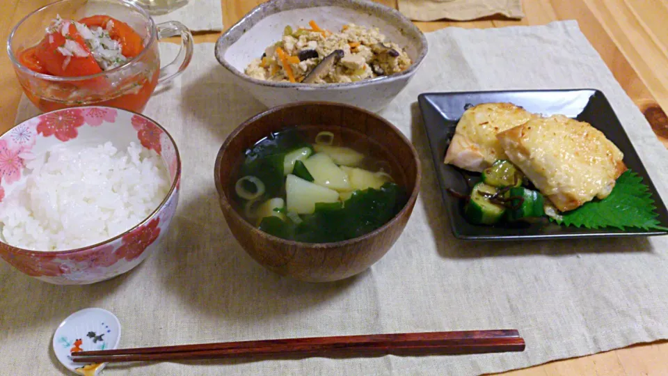 かじきの味噌マヨネーズ焼き
炒り豆腐
トマトのさっぱりサラダ
じゃがいものおつゆ|ポンさん