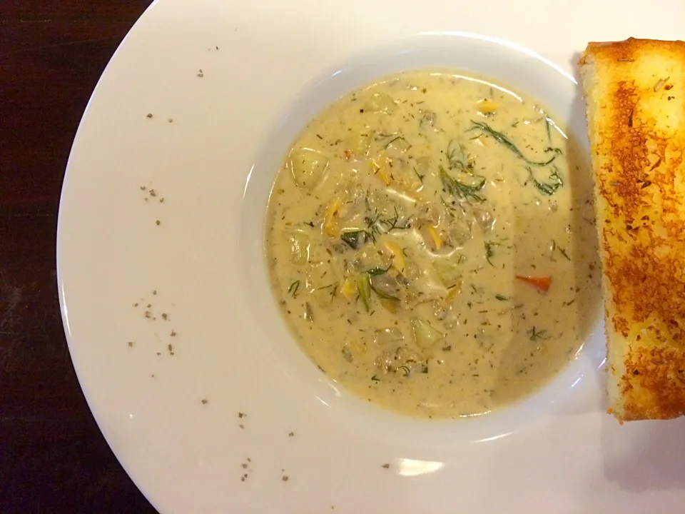 Clam chowder with garlic bread|thitiさん