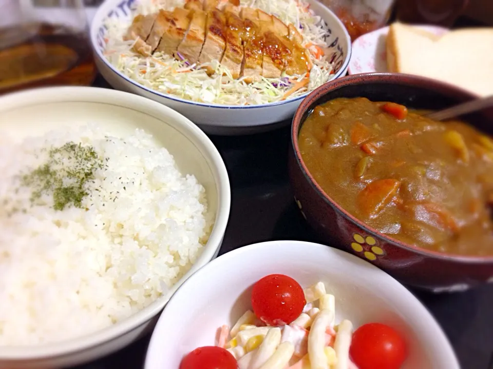 今日の晩ご飯は、チキンソテー柚子胡椒ソース、マカロニサラダ、昨日のカレー。|ゆえさん