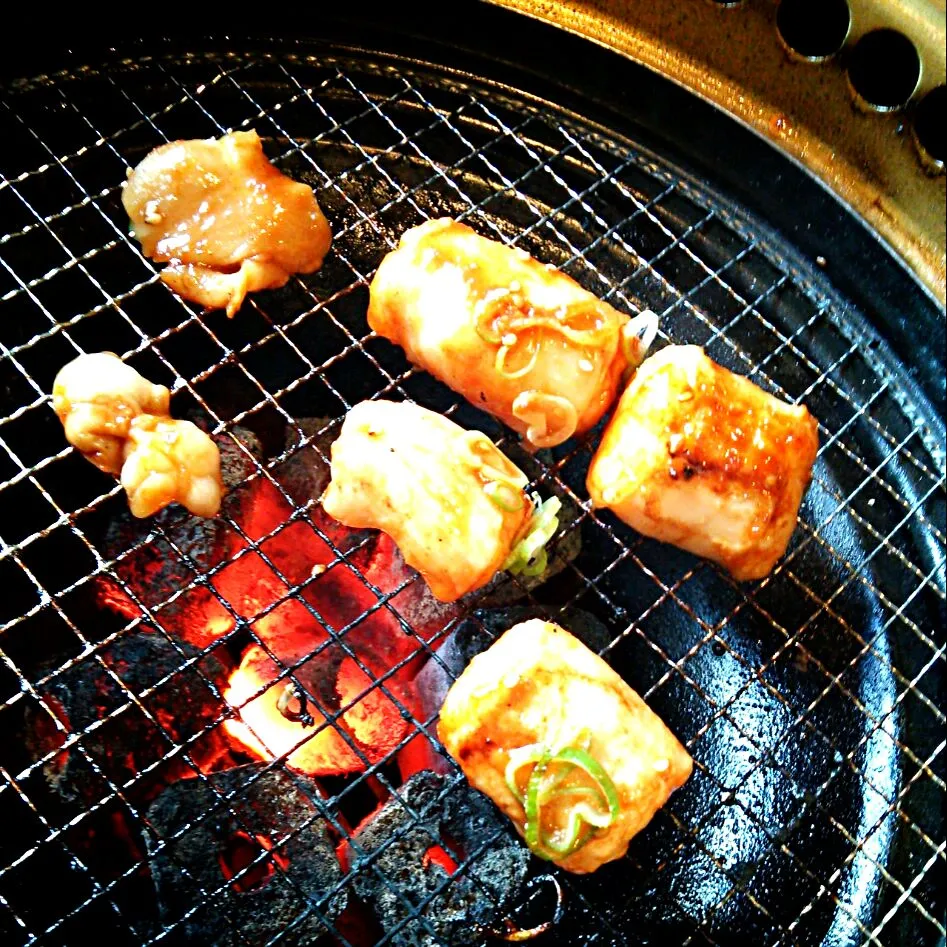 Snapdishの料理写真:三鷹にある焼き肉ぎゅうぎゅうの「三鷹ホルモン」デカイ！(*ﾟ0ﾟ)ﾊｯ|Kashimanakitchenさん