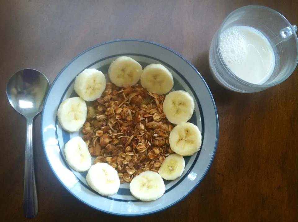 Homemade dried fig granola with 1/2 banana and almond milk|victoria valerioさん