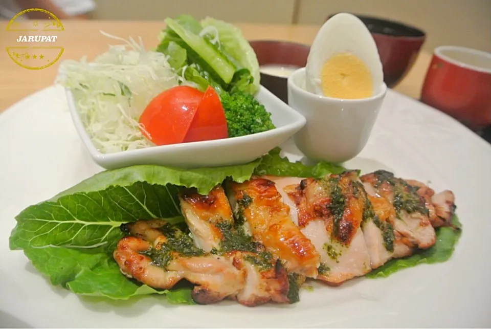 鶏の炭火焼きサラダ定食 バジル風味  สลัดไก่ย่างถ่านซอสเบซิล|BOJARUさん