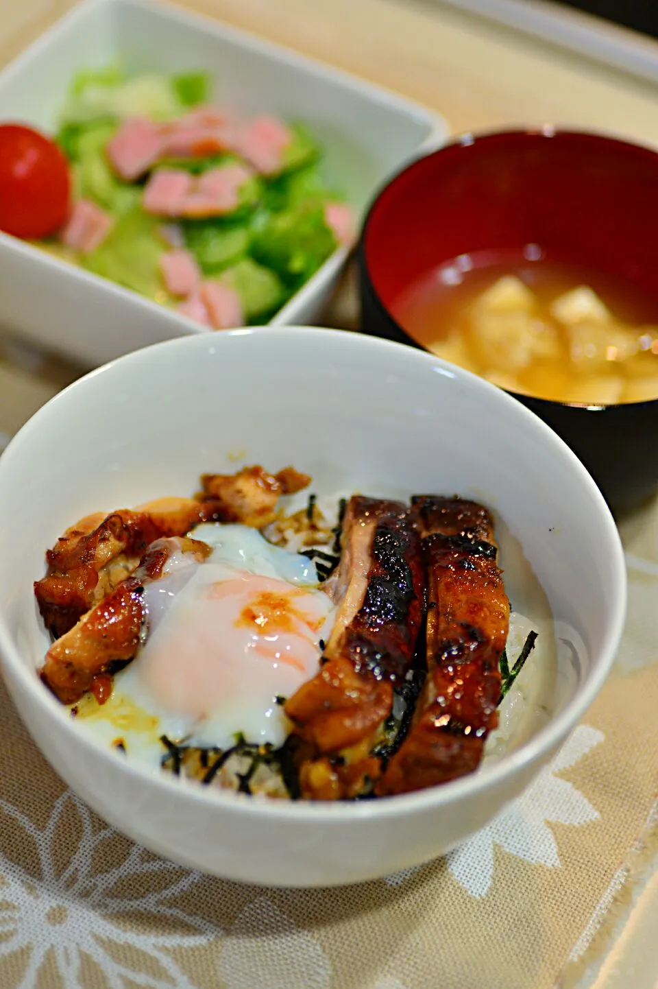 Snapdishの料理写真:鶏の照り焼き丼温玉のせ|つうさんさん