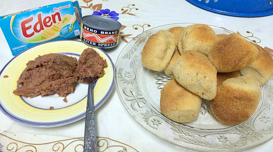 Pandesal w/cheese & liver spread reno|Maribeth Trinidad Nakamuraさん