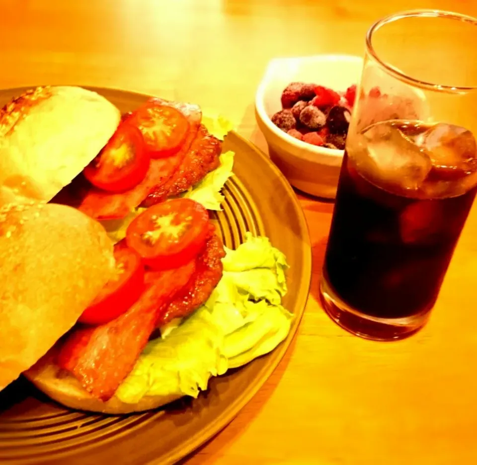 母が育てたトマトで朝食バーガー🍔|うさかめさん