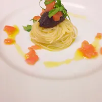 Capellini freddi con pomodori dolci ,basilico e finto caviale di olive nere  e Nero Di seppia...|lucio matteiさん