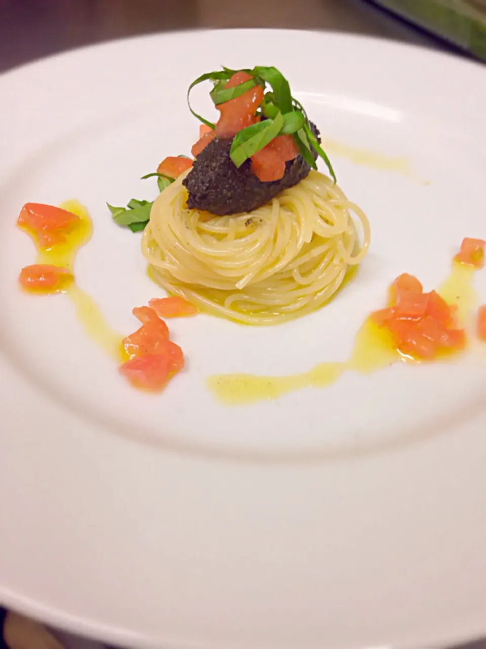 Capellini freddi con pomodori dolci ,basilico e finto caviale di olive nere  e Nero Di seppia...|lucio matteiさん