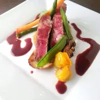 Tagliata Di manzo con salsa al vino cesanese e verdurine croccanti.|lucio matteiさん