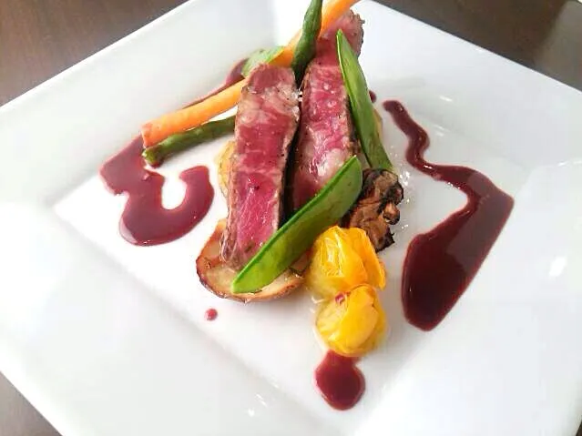 Snapdishの料理写真:Tagliata Di manzo con salsa al vino cesanese e verdurine croccanti.|lucio matteiさん