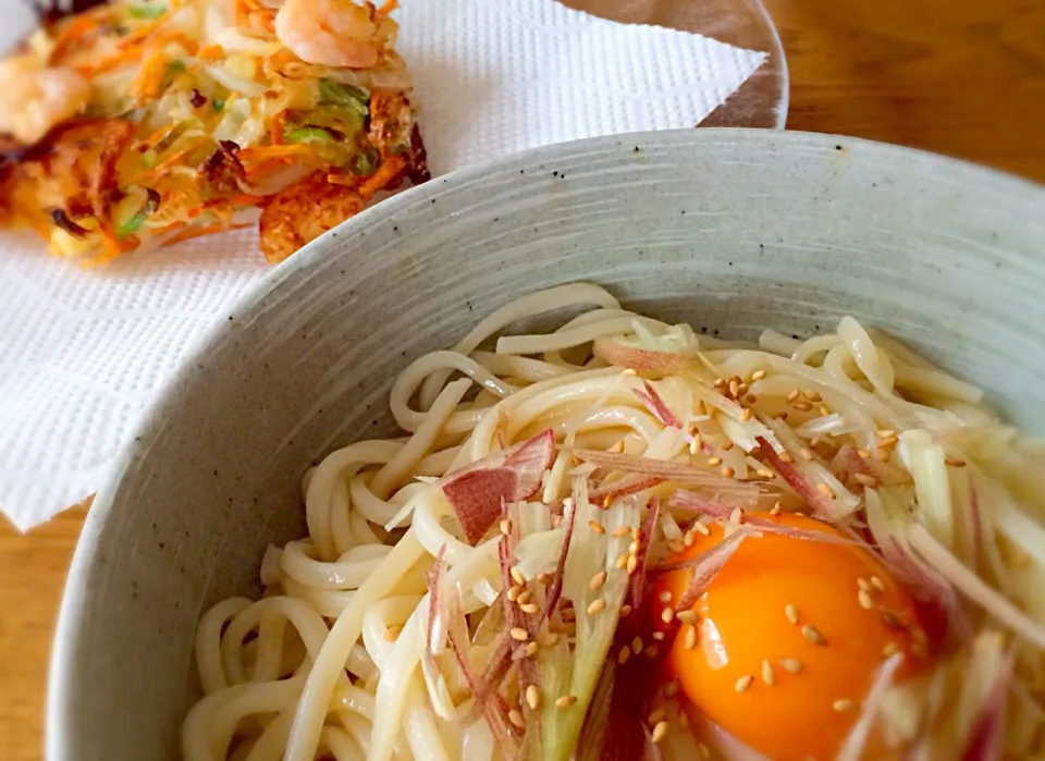 Snapdishの料理写真:ぶっかけうどんと小エビと野菜のかき揚げ|リフルシャッフルさん