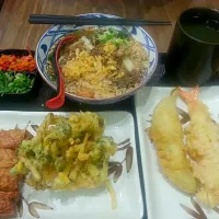 Yaki udon and Tempura for breakfast #udon #tempura #broccoli #shrimp #chillichicken|Jong Vendraさん