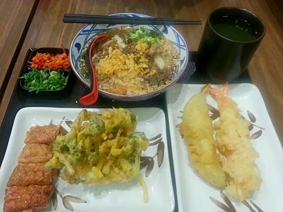 Yaki udon and Tempura for breakfast #udon #tempura #broccoli #shrimp #chillichicken|Jong Vendraさん