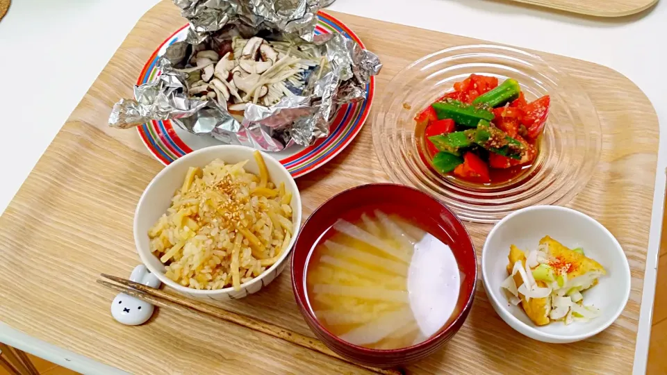 今日の夕食 鯖ときのこの塩麹蒸し、オクラとトマトのポン酢和え、厚揚げ、たけのこご飯、大根の味噌汁|pinknari🐰🌈さん