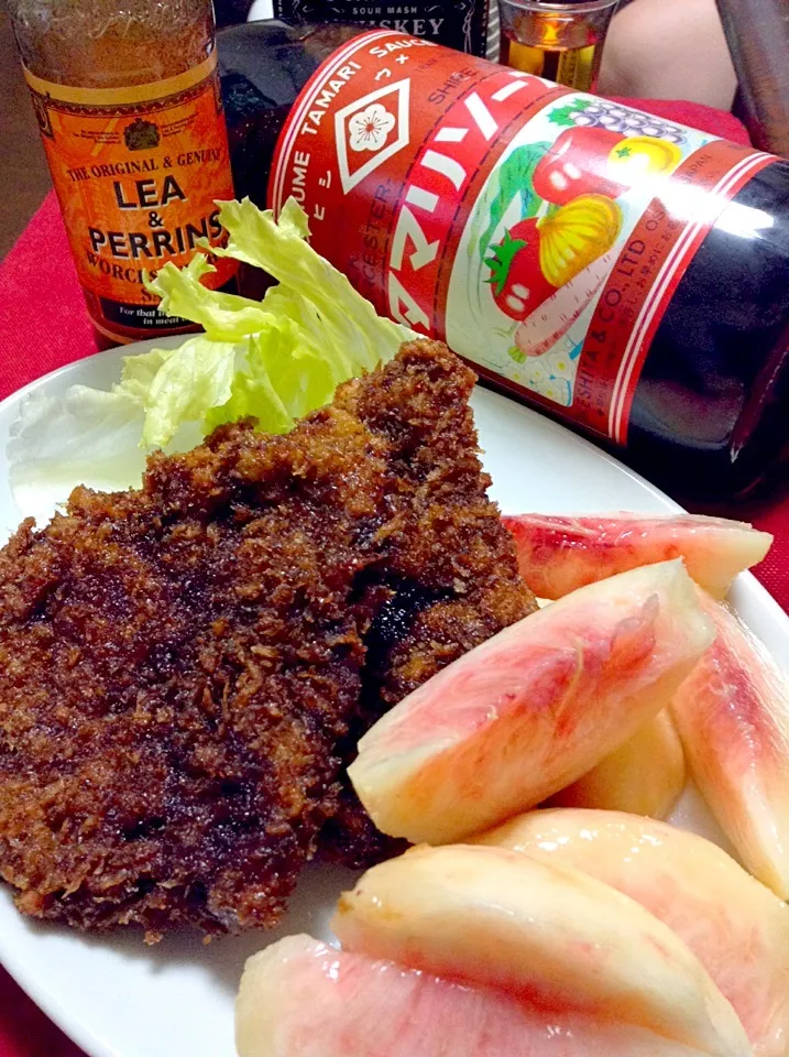 レバカツ❗️南部のソウルフードで阪神百貨店名物？フレッシュピーチと共に。                                             Fried Beef Liver and Fresh Peach.|yorikoさん