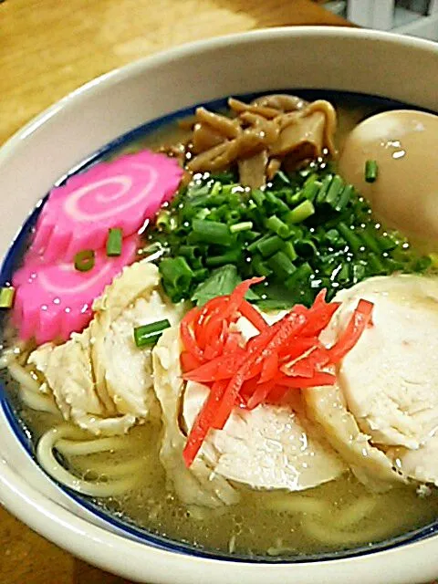 日曜日の遊び事 鶏白湯に鶏チャーシューに香味鶏油の鶏煮干しラーメン|徳之島トトロンヌさん