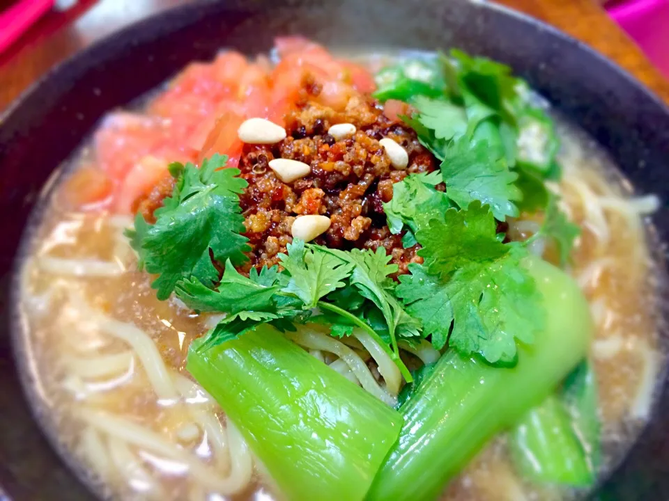 四川坦々麺。麺以外は全部作りました。お店で良くある濃厚な感じにするには芝麻醬どんだけ使うんだろ|tesasakiさん