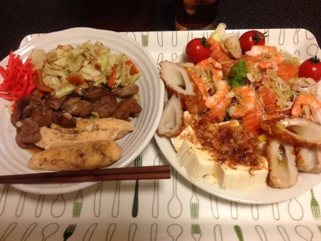 Snapdishの料理写真:鶏肝とササミの醤油焼き、野菜炒め、サーモンとエビとホタテのカルパッチョ、あご焼き、冷奴、ミニトマト🍅！ ৎ꒰ ¯ิ̑﹃ ¯ิ̑๑꒱ુ ୭✨|サソリさん