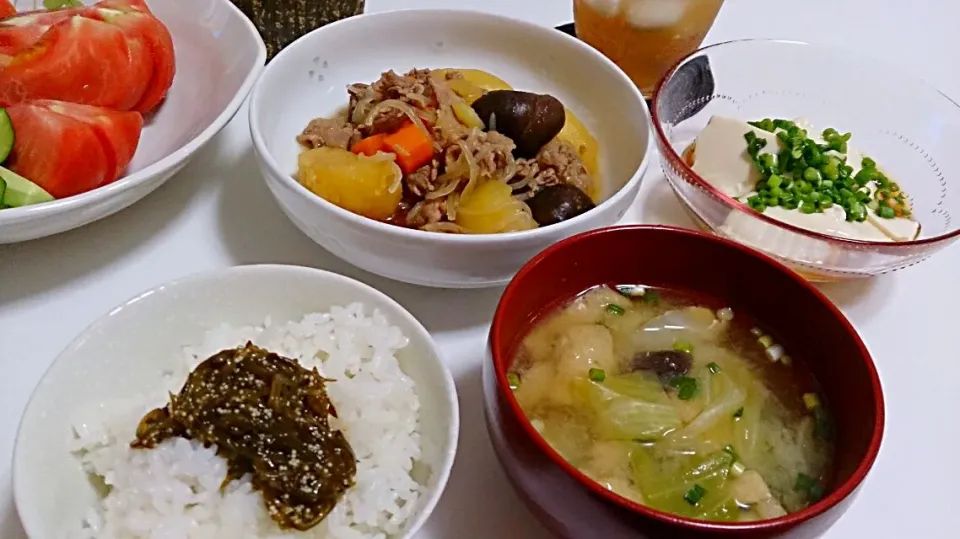 肉じゃが、冷奴、お味噌汁、トマトときゅうり、子持ちめかぶのっけご飯|みんさん