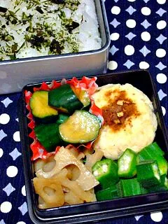 お弁当（もみわかめ乗せご飯、おからハンバーグ、れんこんのラー油きんぴら、きゅうりの中華漬け、オクラ）|すーさん