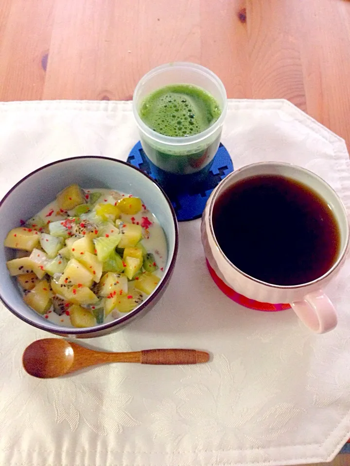 Snapdishの料理写真:Fresh kiwi and gold fruits over muesli and soy milk|Kumigarさん