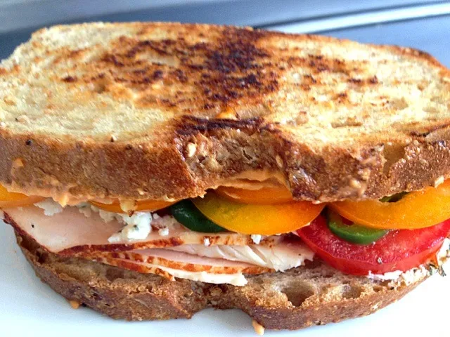 grilled sandwich with chicken, jalapenos, bell pepper, goat cheese and tomato hummus|Oliviaさん