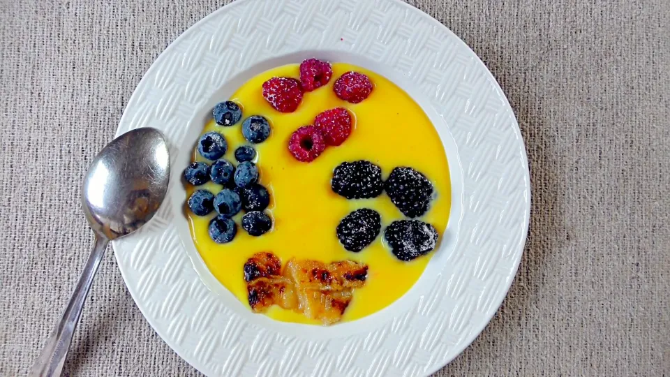 homemade custard with grilled banana and berries! #fatfree #Vegetarian|arti gさん