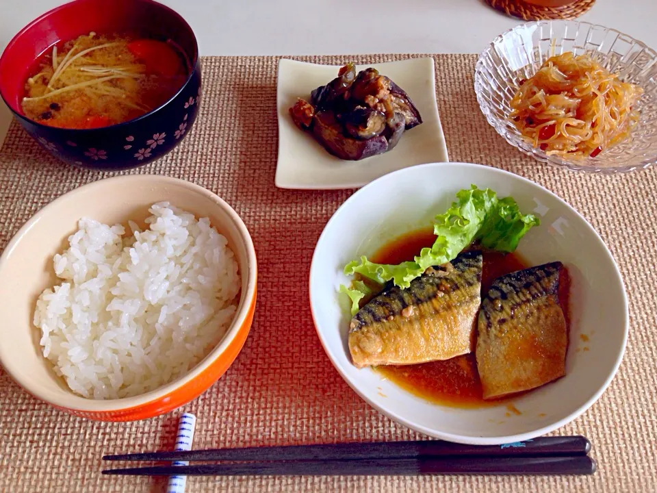 Snapdishの料理写真:鯖のみぞれ煮 茄子のおぼろあん 白滝きんぴら しめじえのき人参の味噌汁|にゃろめさん