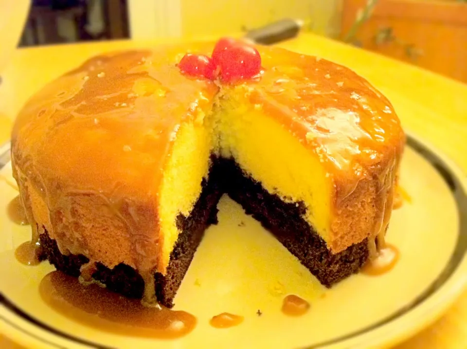 Snapdishの料理写真:Layered brownie and butter cake with salted caramel topping|Patricia Aさん