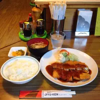 自由軒のサービスランチ！今日はチキンカツ定食！😋✨|Akiyuki Chinnen Sukiyaki Shiraishiさん