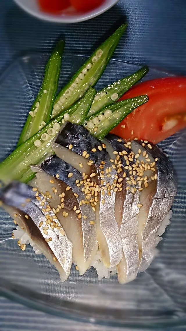 しめ鯖丼  オクラの浅漬けのせ♡|えびぱんさん