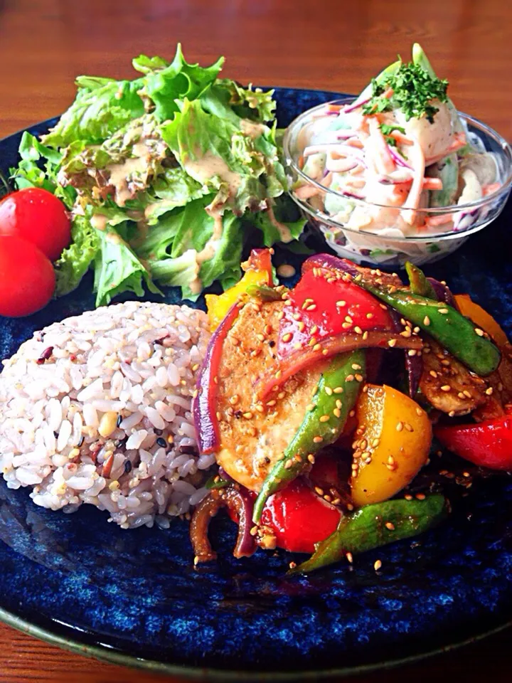 Snapdishの料理写真:⭐️鶏肉と夏野菜のスタミナ甘辛炒め ⭐️雑穀米 ⭐️アスパラと帆立のわさびマヨサラダ ⭐️野菜サラダ 胡麻ドレッシング|よっちぃさん