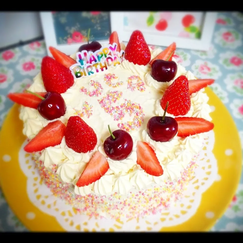 Sprinkle birthday cake with fresh whipped cream and fresh fruits fillings.|Chibiko's Kitchenさん