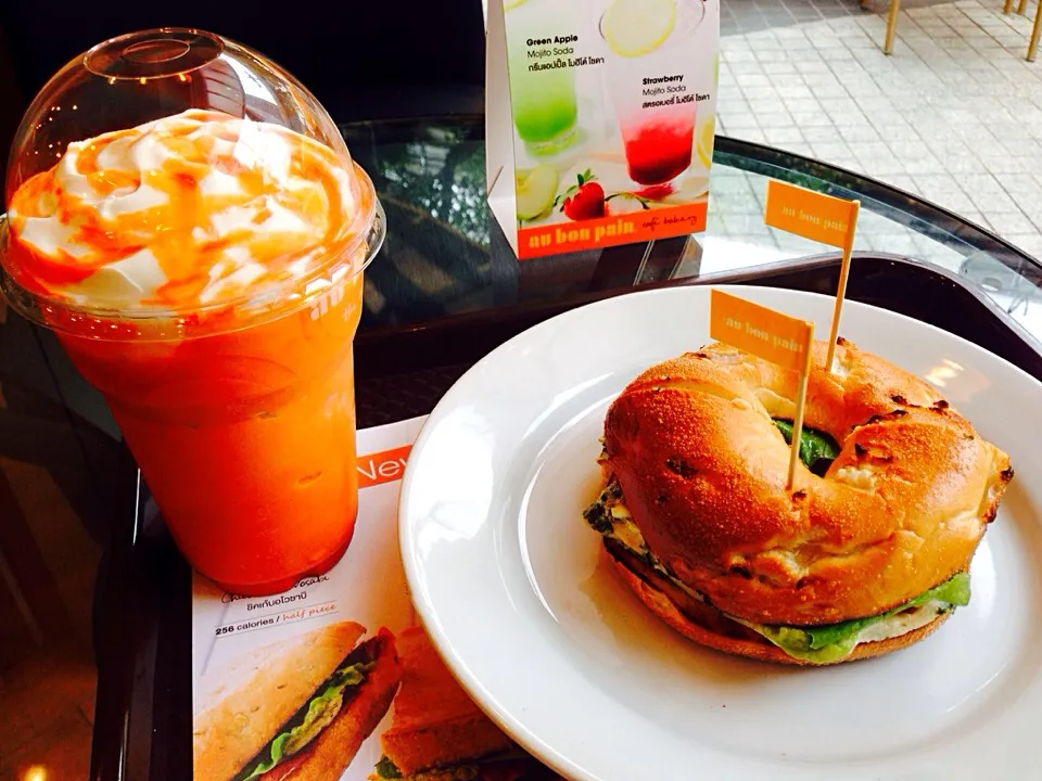 chicken  aboqabi sandwiche & frozen Thai milk tea|ひぐちんさん