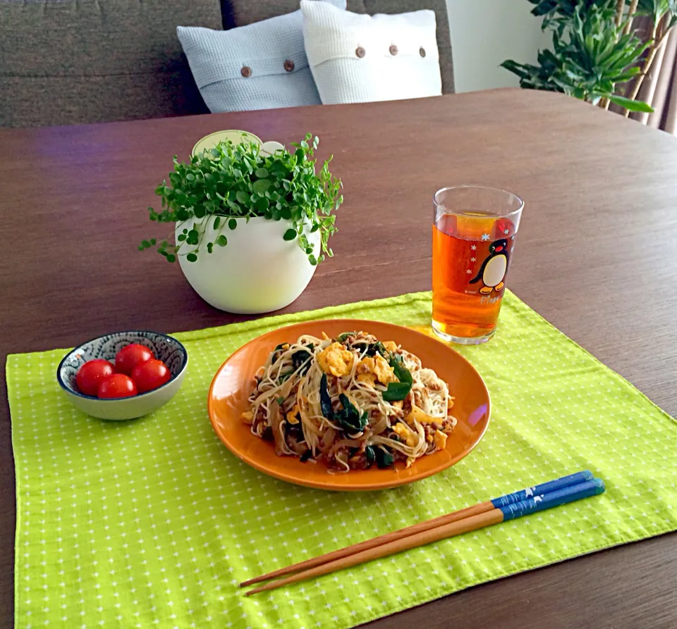 ニラとミンチの焼き素麺、家庭菜園のミニトマト🍅|pentarouさん