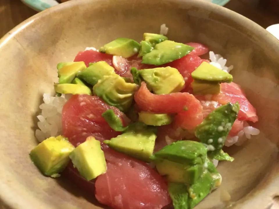 Snapdishの料理写真:アボカドマグロ丼|lyraさん