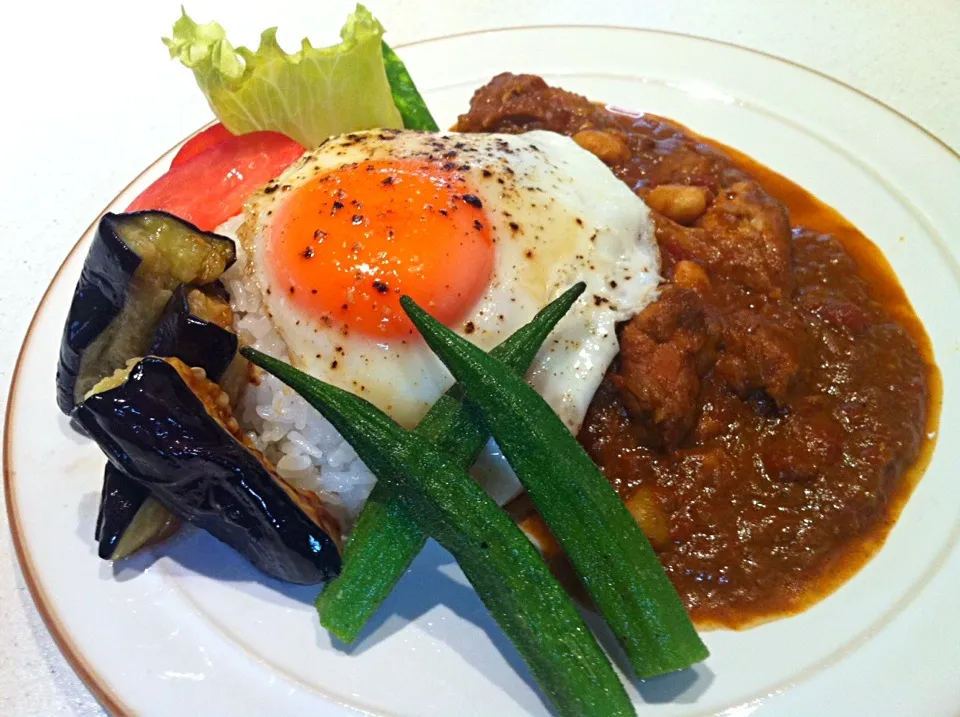 Snapdishの料理写真:3日間煮込んだホロホロチキンの絶品カレー( ´ ▽ ` )ﾉ目玉焼きのせ⭐️|まいさん