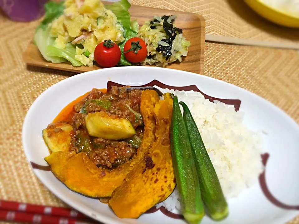 Snapdishの料理写真:5種の夏野菜のキーマカレー♡ポテトサラダ♡キャベツと海苔のナムル♡|miyuさん