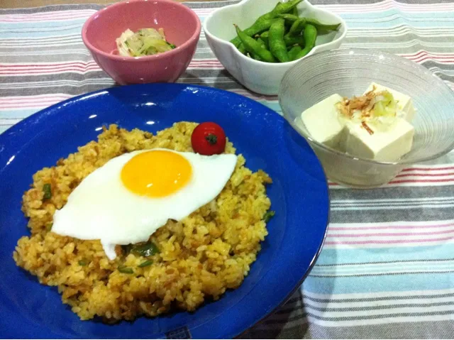 ジャンバラヤ目玉焼きのせ・春雨と胸肉キュウリの和風サラダ・冷奴・枝豆|まーままさん