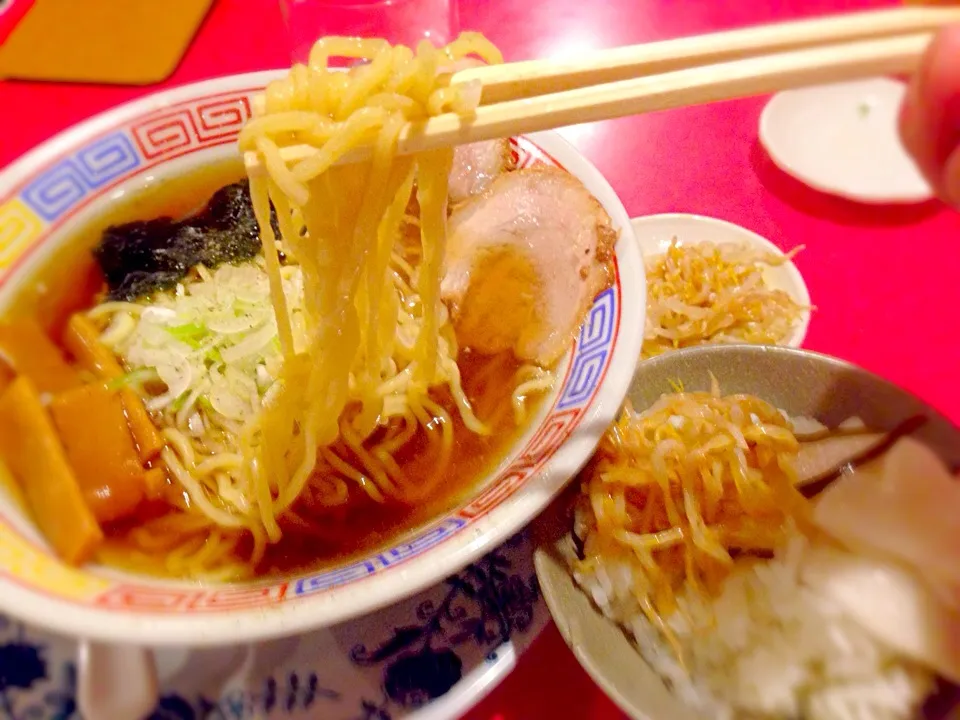 Snapdishの料理写真:青森煮干しラーメン、無料のご飯と漬け物お代わり自由！|えすとさん