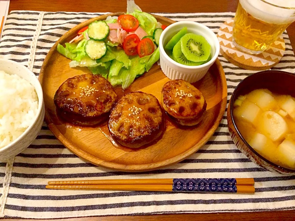 Snapdishの料理写真:レンコンのひき肉はさみ焼き  お麩の味噌汁 キウイ|haseseさん