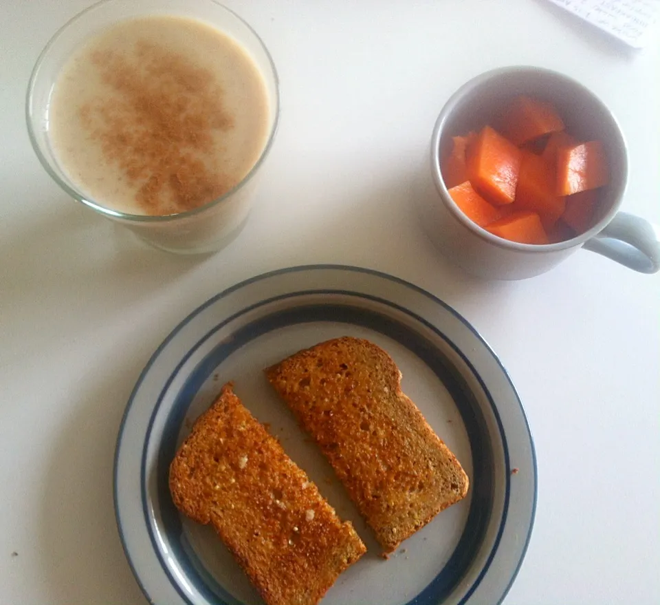 Banana smoothie (banana, milk, oats, flax seed), Ezekiel whole wheat toast with earth balance butter, papaya|victoria valerioさん