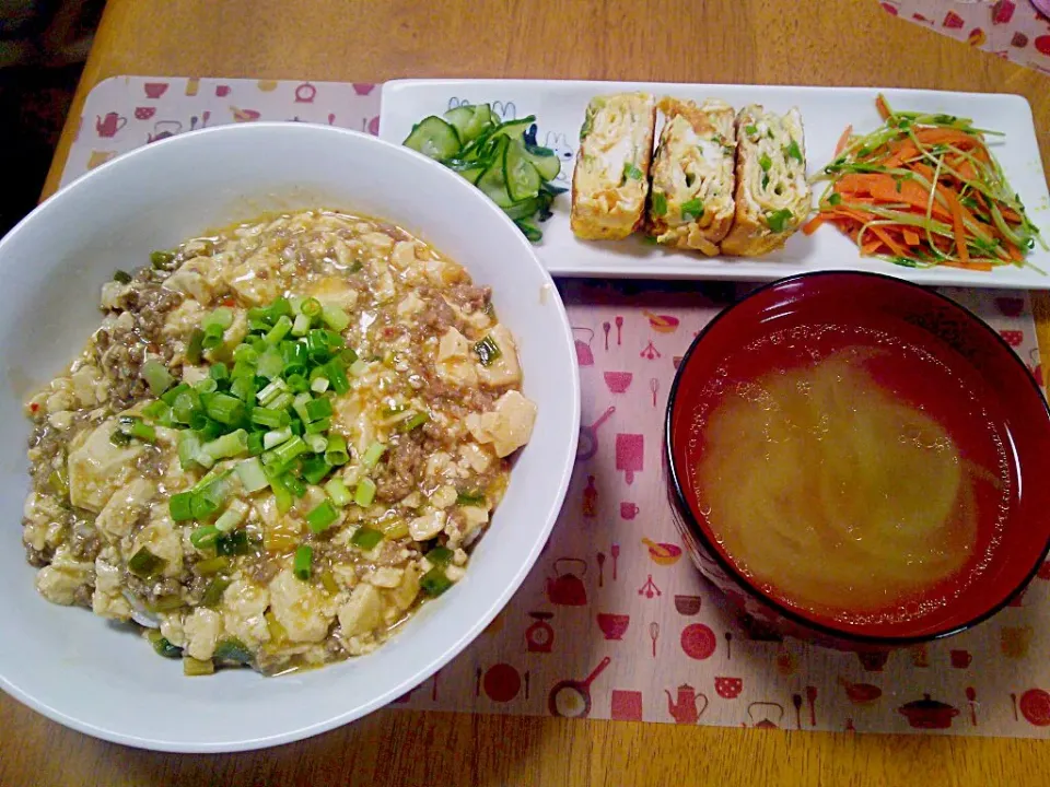 ８月４日 麻婆豆腐丼 だし巻き卵 きゅうりの酢の物 にんじんと豆苗の炒め物 玉ねぎの中華風スープ|いもこ。さん