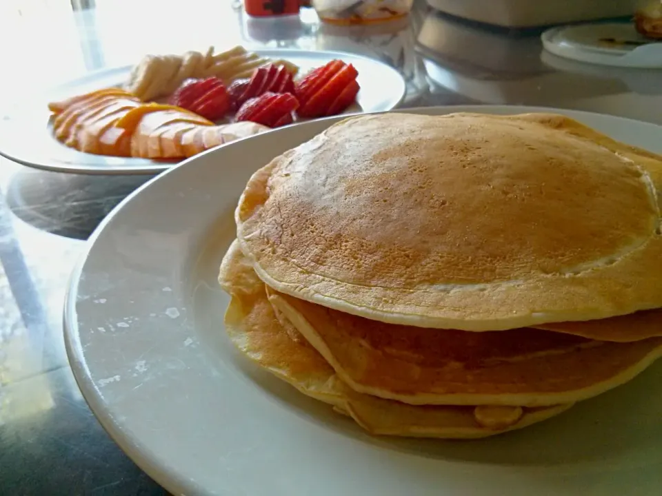 Homemade Pancakes and Fresh Fruits <3|Julie Tranさん